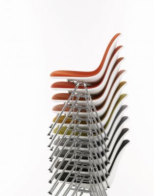 Stapel von Eames Plastic Side Chairs DSS, vollgepolstert, mit Chromgestell und verschiedenen Farben.